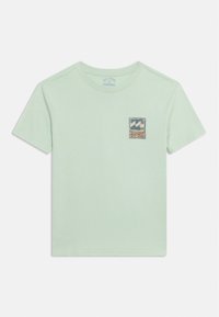 Világoszöld, rövid ujjú póló kerek nyakkivágással, bal mellrészen apró négyzet alakú logó hullámokkal és szöveggel.