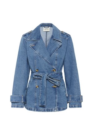 Veste en denim bleu avec taille ceinturée, design croisé, grands revers et accessoires en métal doré. Forme classique de trench avec poignets.