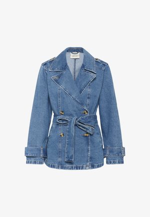 Veste en denim bleu avec taille ceinturée, design croisé, grands revers et accessoires en métal doré. Forme classique de trench avec poignets.