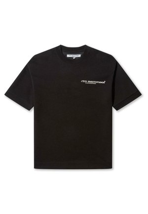 T-shirt nera in cotone a maniche corte con grafiche testuali bianche sul fronte. Design a girocollo con vestibilità comoda e texture morbida.