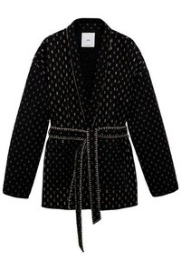 Czarna szata z fakturowanym wzorem, z złotymi akcentami. Posiada długie rękawy, pasek w talii oraz projekt z kołnierzem szalowym.