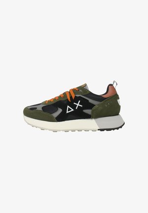 Herren-Sneaker aus schwarzem Mesh und grüdem Wildleder, mit orangefarbenen Schnürsenkeln, einer weißen Zwischensohle und einem markanten Logo an der Seite.