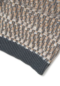 Tejido de punto en tonos terrosos de beige, gris y blanco con un tejido texturizado y un dobladillo acanalado gris. El patrón presenta bloques de color alternos.