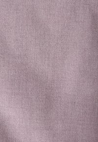 Jasnofioletowa tkanina o teksturze z delikatnym wzorem splotu, tworząca gładką, jednolitą powierzchnię, idealną do tapicerki lub odzieży.