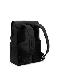 Czarny plecak o eleganckim designie, wykonany z trwałego materiału. Posiada wyściełane siatkowe paski, boczne kieszenie oraz składany górny zamek.