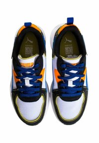 Sneakers PUMA con un upper in mesh bianco, accenti neri e blu, dettagli arancioni, lacci testurizzati e un design distintivo della suola.