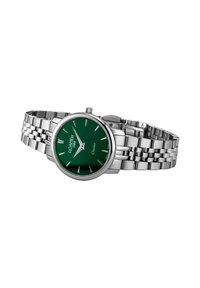 RVS-horloge met een ronde groene wijzerplaat, zilveren uurmarkeringen en een gepolijste schakelarmband. Modelnaam zichtbaar: "Classico."
