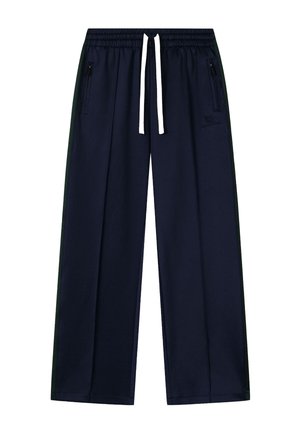 Temno modre sproščene hlače z elastičnim pasom, belim vrvico za zategovanje, žepki z zadrgo na straneh in subtilnim vezenim logotipom na zgornjem desnem stegnu.