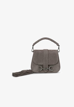 Borsa a mano in suede grigio con chiusura a pattina, decorata con un fiocco di strass e un lungo dettaglio frangiato. Include una tracolla regolabile.