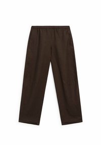 Bruine wijde broek gemaakt van een lichtgewicht stof. Beschikt over een elastische tailleband en zijzakken. Gladde textuur, minimalistisch ontwerp.