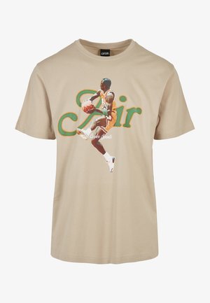Beżowy bawełniany t-shirt z nadrukiem przedstawiającym koszykarza oraz słowem "Air" w zielonych i pomarańczowych literach.