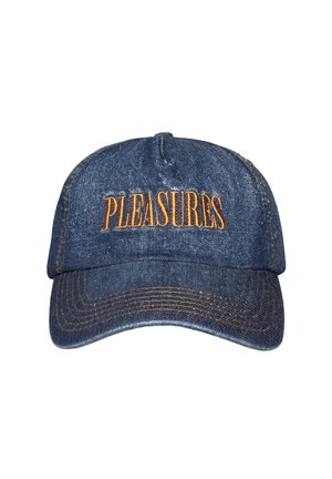 Jeansowa czapka bejsbolowa z pomarańczowymi przeszyciami i słowem „PLEASURES” wyhaftowanym dużymi pomarańczowymi literami z przodu.