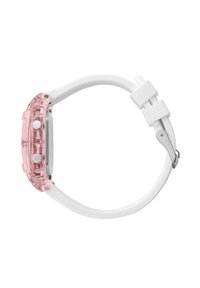Montre avec un boîtier transparent rose et un bracelet en silicone blanc, dotée de deux boutons blancs et d'une boucle en argent, texture lisse et forme arrondie.