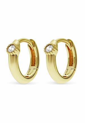Een paar kleine gouden hoepeloren met een ronde, heldere edelsteen die is gezet in een decoratieve bezel aan de bovenkant van elke hoepel.