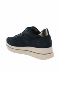 Baskets en cuir suédé bleu marine avec semelle blanche rembourrée, embout de talon noir, et design à lacets, photographiées de manière à montrer le côté extérieur et l'arrière.