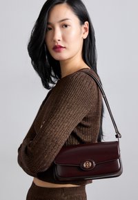 ROBINSON SPAZZOLATO SHOULDER BAG - Handväska - tempranillo