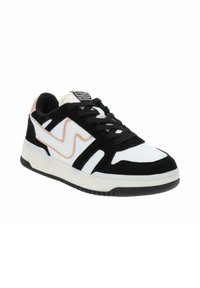 Sneaker bianco e nero in suede e materiale sintetico, con accenti rosa, una suola testurizzata e un design con lacci.