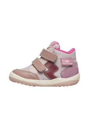 Scarpe alte rosa e beige con due cinturini in velcro, pannelli in tessuto testurizzato, dettagli in pelle a contrasto e suola in gomma.