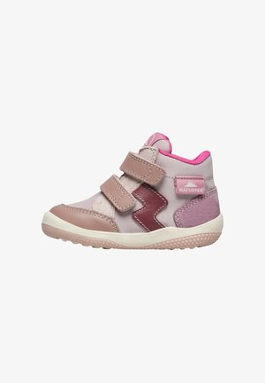 Scarpe alte rosa e beige con due cinturini in velcro, pannelli in tessuto testurizzato, dettagli in pelle a contrasto e suola in gomma.