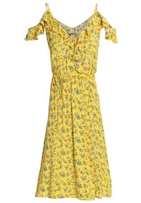 Gul blommig klänning med kalla axlar, volanger och knytmidja. Har blå och gröna blommönster på mjuk tyg.