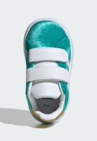 Tyrkysové detské tenisky vyrobené z lesklého materiálu s bielymi suchými zipsami, zaoblenou špičkou a zlatým akcentom na päte.