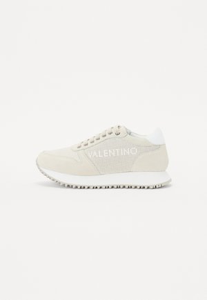 Beige sneakers med mesh-overdel, suedelogo og hvit gummisåle. Har fremtredende "VALENTINO" merkevare på siden.