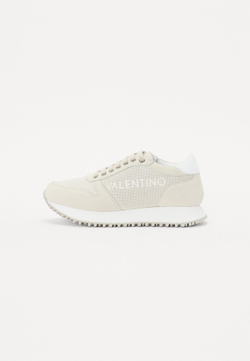 Beige sneakers met een mesh bovenwerk, leren accenten en een witte rubberen zool. Voorzien van opvallende "VALENTINO" branding aan de zijkant.
