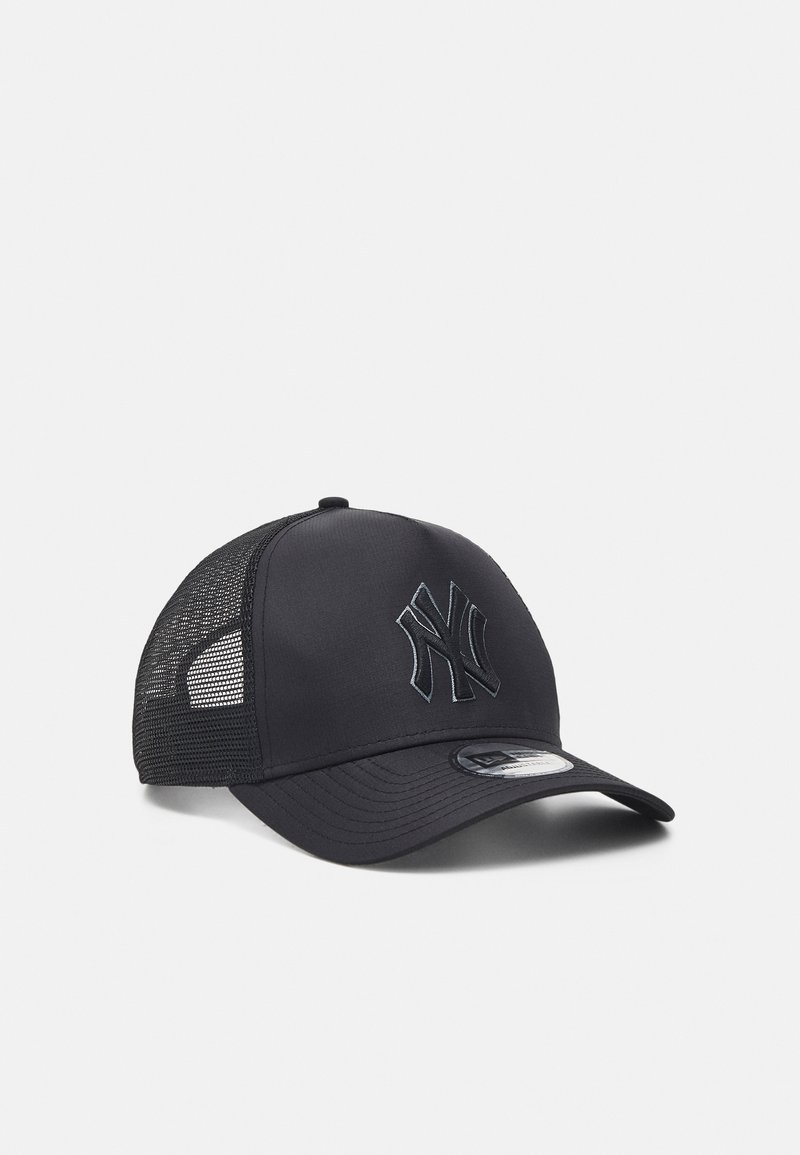 Casquette de baseball noire avec un front solide, des panneaux latéraux en maille, un visière incurvée et un logo brodé sur le panneau avant.