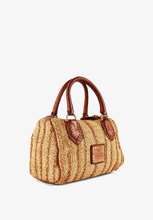 Sac à main en paille tissée avec des rayures verticales rembourrées, poignées en cuir marron et patch décoratif en cuir avec clous dorés à l'avant.