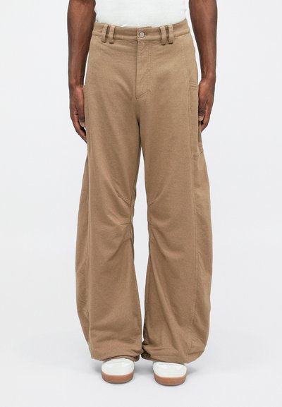 Brūnas platajās kājas bikses no teksturēta auduma ar vidēji augstu jostasvietu, priekšējām kabatām un ērtu piegriezumu kājām.