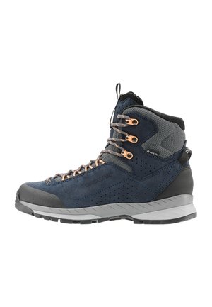 Stivale da trekking alto in suede blu navy e mesh grigio, con occhielli in rame, lati perforati e suola in gomma grigia con grip testurizzato.