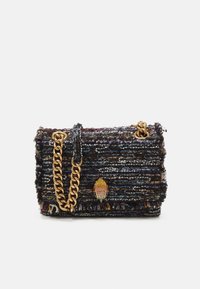 Černá pletená taška s vícebarevnými nitěmi, zlatým řetízkovým popruhem a dekorativním akcentem mořské mušle na přední straně. Obdélníkový tvar s texturovaným povrchem.