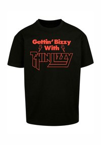 Sort bomulds t-shirt med fed rød tekst, der står "Gettin' Bizzy With Thin Lizzy," prydet med lynbolte. Korte ærmer, klassisk pasform.