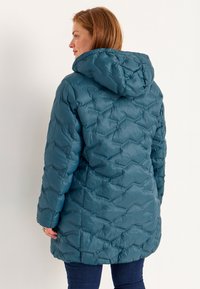 Teal puffjakke med hætte, som har et diamant quiltet mønster og en glat tekstur. Designet har en afslappet pasform med lange ærmer.