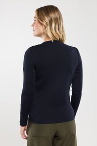 Donkerblauwe longsleeve trui met een aansluitend ontwerp, geribbelde textuur en een ronde halslijn. De achterkant heeft strakke lijnen en geen versieringen.