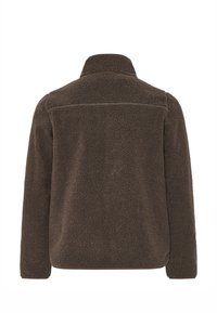 Brun fleecejakke med blød tekstur. Høj krave og lange ærmer. Enkel design uden synlige lukninger eller mønstre.