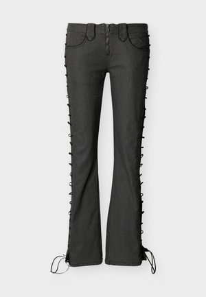 Μαύρο τζιν παντελόνι με καμπάνα και σχέδιο δέσιμου στα πλάγια, με φερμουάρ και σχέδιο τεσσάρων τσεπών. Ομαλή υφή και εφαρμοστή σιλουέτα.