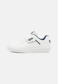 Sneaker bianco con dettagli blu navy, materiale in pelle, rifiniture perforate, chiusura con lacci e velcro, suola piatta in gomma e logo Fila.
