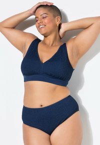Sada plavek v námořnické modři obsahující texturovaný, nařasený bralet s V-výstřihem a vysokými kalhotkami, obojí v ladící látce.
