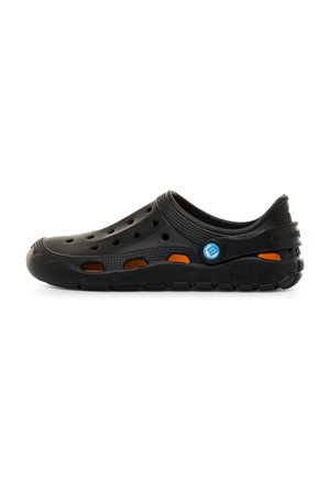 Zueco negro sin cordones con orificios de ventilación, acentos naranja, suela texturizada y un logo circular azul en la correa lateral.