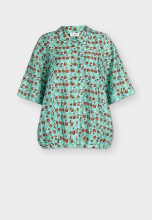 Μπλούζα με κοντά μανίκια και κουμπιά, με ελαστικό τελείωμα, βασικό χρώμα μέντας, καλυμμένη με κόκκινα σχέδια φράουλας και πράσινα φύλλα.