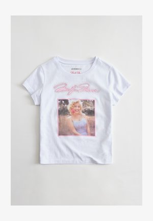 Weißes T-Shirt mit kurzen Ärmeln, mit einem lächelnden Foto von Marilyn Monroe in einem rosa Rahmen und rosa kursivem „Marilyn Monroe“-Text darüber.