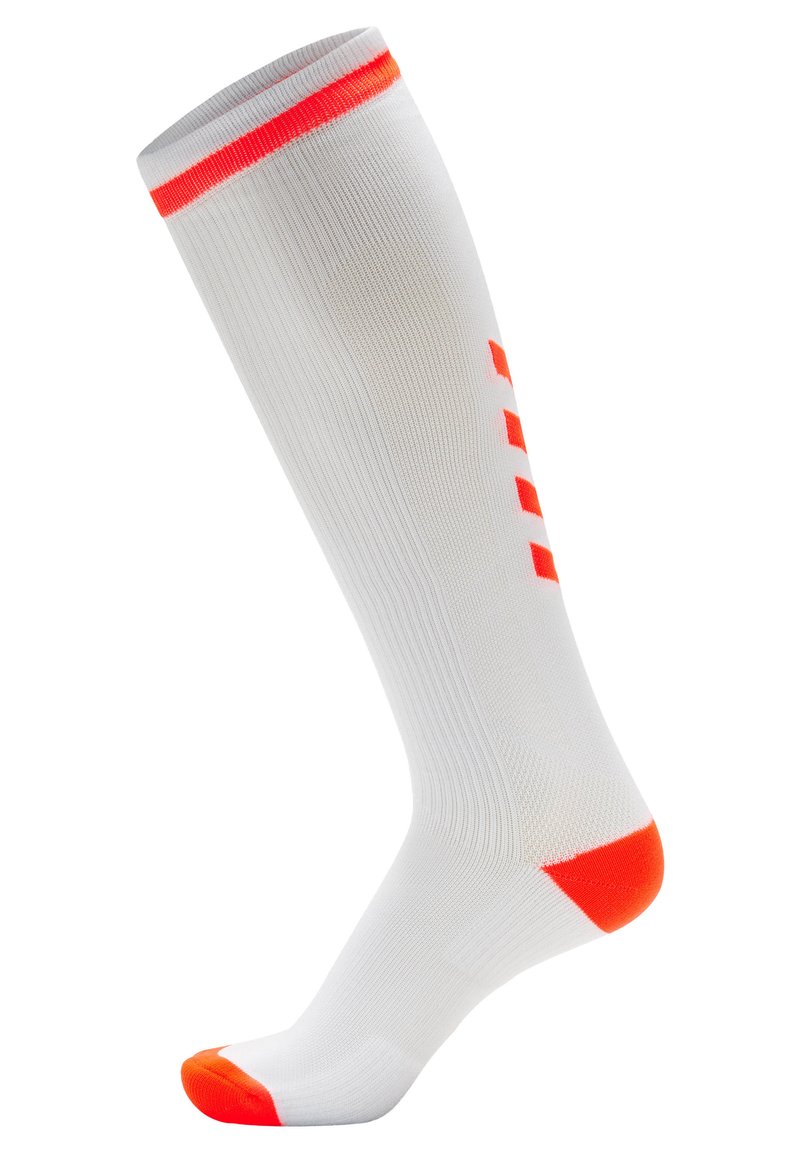 Calcetines de compresión en tela blanca con vivos de color naranja brillante en la parte superior y en la punta. Cuenta con una textura ribeteada y un patrón en los laterales.