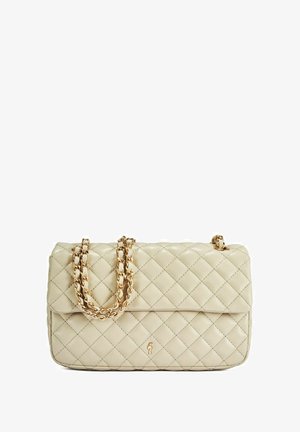 Beżowa torebka pikowana z złotym łańcuchem, o prostokątnym kształcie i zapięciem na klapę. Gładka faktura z subtelnymi detalami przeszycia.