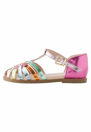 Børnesandal med åbne tæer og flerfarvede metallic-remme, pink ankelrem med guldbeslag og flad brun sål.