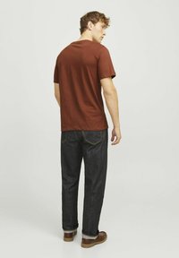 Jack & Jones GEDRUCKT RUNDHALS - Print T-shirt - brown