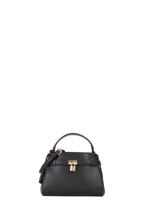 Sac à main en cuir noir avec une forme structurée, doté d'un fermoir à serrure en or, d'une bandoulière réglable et d'une poignée supérieure pour des options de transport polyvalentes.