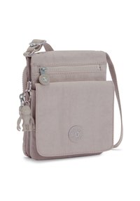 Lys pink crossbody taske i blødt nylon materiale. Har en lynlåset hovedrum, frontlomme med klap og en nøgleringe accent.