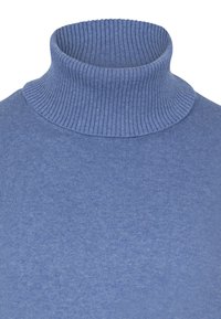 Hellblaues Rollkragenpullover aus geripptem Strickstoff, mit einem hohen, enganliegenden Kragen und einer glatten Textur mit dezenten Farbvariationen.