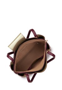 Borsa tote strutturata con esterno in pelle marrone scuro, dettagli dorati e un ampio interno beige con tasca con zip e texture liscia.